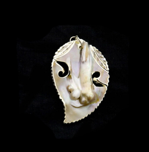 PENDENTIF FEUILLE ORIGINAL ET UNIQUE NACRE AVEC PERLES PETERANDCLO 7296