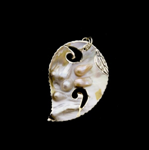 PENDENTIF FEUILLE ORIGINAL ET UNIQUE NACRE AVEC PERLES PETERANDCLO 7325