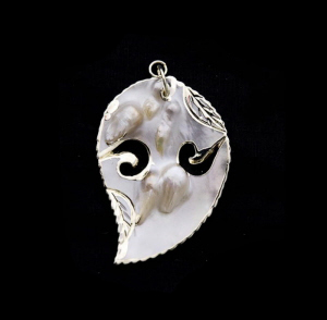PENDENTIF FEUILLE ORIGINAL ET UNIQUE NACRE AVEC PERLES PETERANDCLO 7323