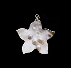 PENDENTIF ETOILE ORIGINAL ET UNIQUE NACRE AVEC PERLES PETERANDCLO 7316