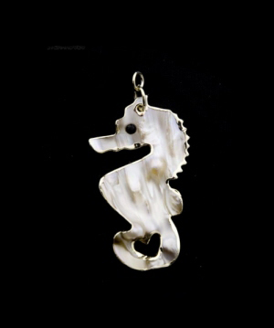 PENDENTIF HIPPOCAMPE ORIGINAL ET UNIQUE NACRE AVEC PERLES PETERANDCLO 7308
