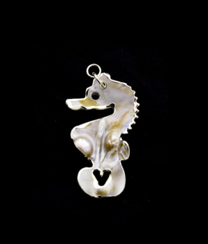 PENDENTIF HIPPOCAMPE ORIGINAL ET UNIQUE NACRE AVEC PERLES PETERANDCLO 7306