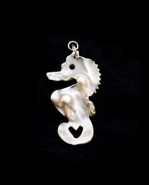 PENDENTIF HIPPOCAMPE ORIGINAL ET UNIQUE NACRE AVEC PERLES PETERANDCLO 7307
