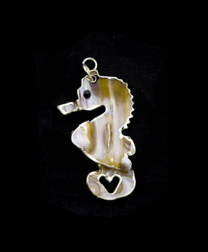 PENDENTIF HIPPOCAMPE ORIGINAL ET UNIQUE NACRE AVEC PERLES PETERANDCLO 7310