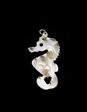 PENDENTIF HIPPOCAMPE ORIGINAL ET UNIQUE NACRE AVEC PERLES PETERANDCLO 7309