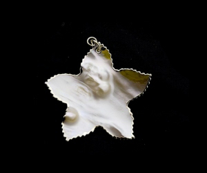 PENDENTIF ETOILE ORIGINAL ET UNIQUE NACRE AVEC PERLES PETERANDCLO 7317