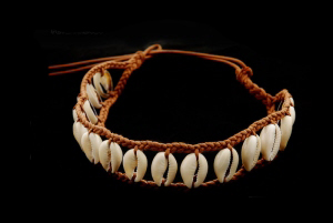 COLLIER FIL TRESSE AVEC CAURIS BRESILIEN RASTA B12L