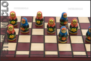 JEU DE DAME BABUSHKA S BOIS ARTISANAT RUSSIE 43X43CM PETERANDCLO 6775