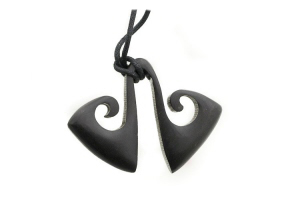 PENDENTIF TRIBAL EN BOIS D EBENE MAORI PETERANDCLO 7547