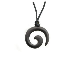 PENDENTIF TRIBAL EN BOIS D EBENE MAORI PETERANDCLO 7548