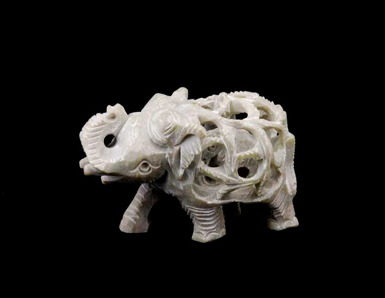 STATUETTE ELEPHANT EN DENTELLE DE PIERRE CISELEE TROMPE EN L AIR