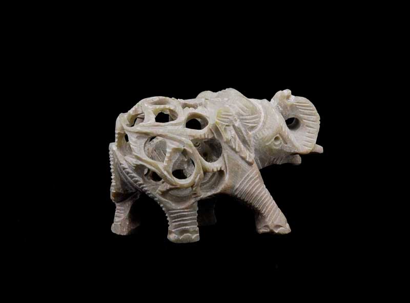 STATUETTE ELEPHANT EN DENTELLE DE PIERRE CISELEE TROMPE EN L AIR