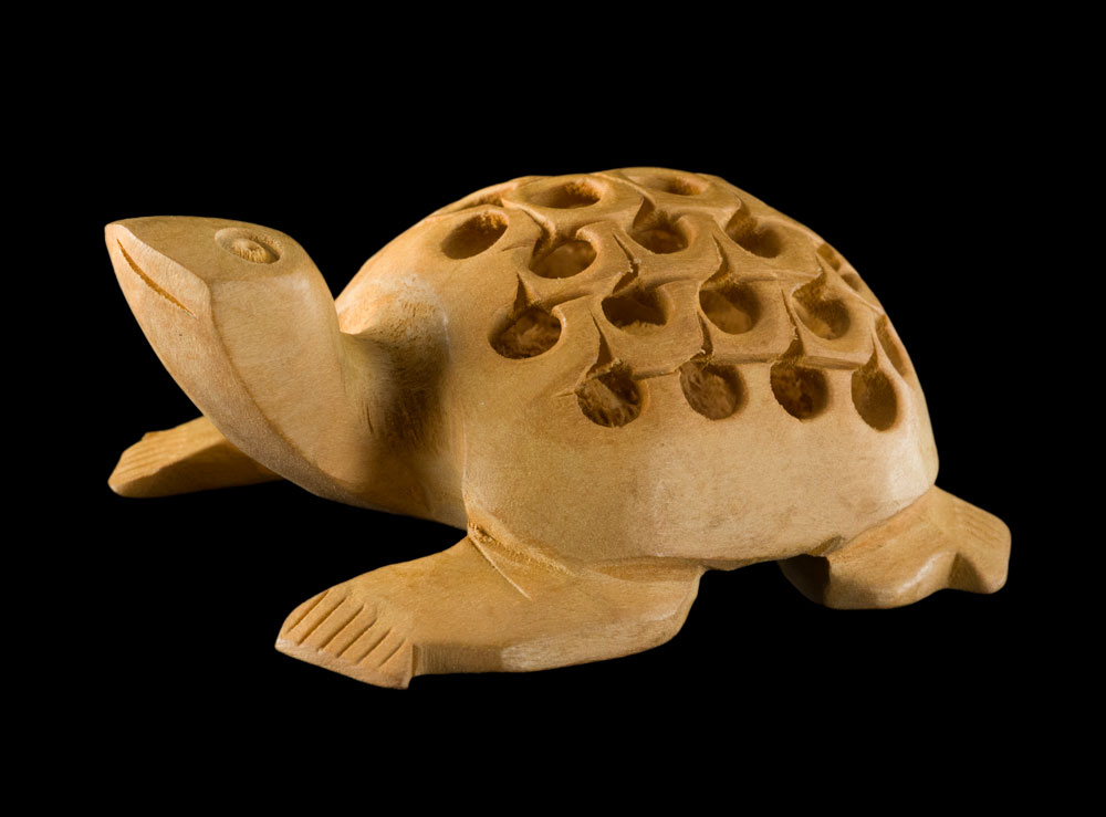 Groupe sculpté en stéatite représentant des poissons évoluant parmi des